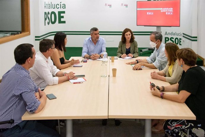 El candidato del PSOE de Almería al Parlamento andaluz Juan Antonio Lorenzo se reúne con representantes de Satse.