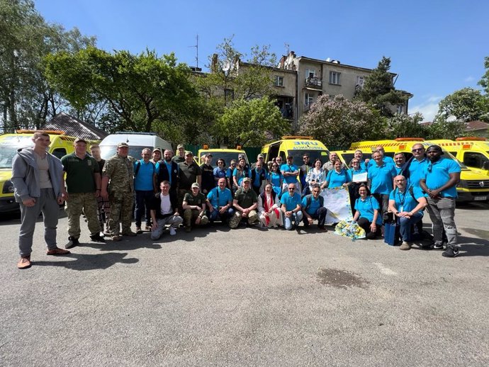 Foto de los voluntarios con las ambulancias aportadas.