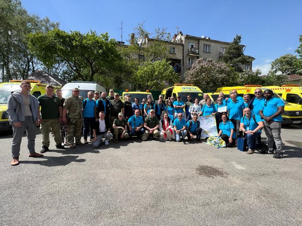 Foto de los voluntarios con las ambulancias aportadas.