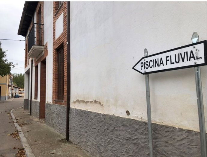 Cartel de una playa fluvial.