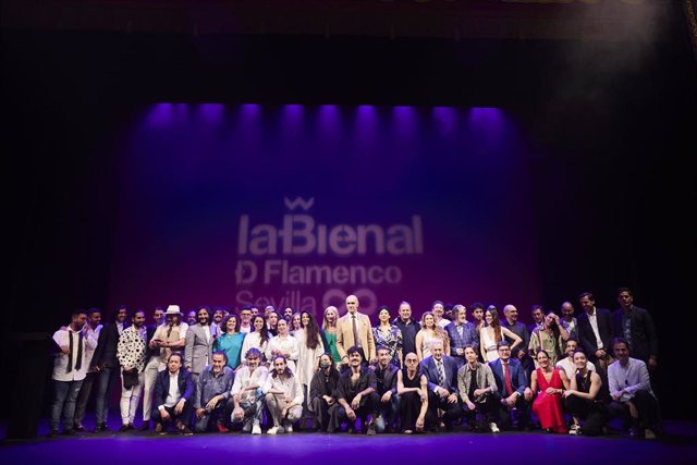 Foto de familia durante la presentación de la Bienal de Flamenco de Sevilla en el Teatro Lope de Vega, a 24 de mayo de 2022 en Sevilla (Andalucía, España)