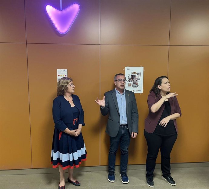 Presentación del sistema de IA para personas sordas, instalado en el Departamento de Ciudadanía.