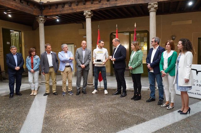 El subcampeón de Titan desert junto al presidente de la Diputación (C) y otros mienbros de la Corporación Provincial.