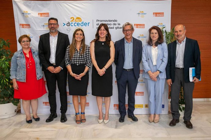 La consejera de Igualdad y portavoz del Gobierno de C-LM, Blanca Fernández, y la presidenta de la Fundación Secretariado Gitano, Sara Giménez, en la clausura de la jornada '20 años del Programa Acceder. Promoviendo el empleo en la comunidad gitana'