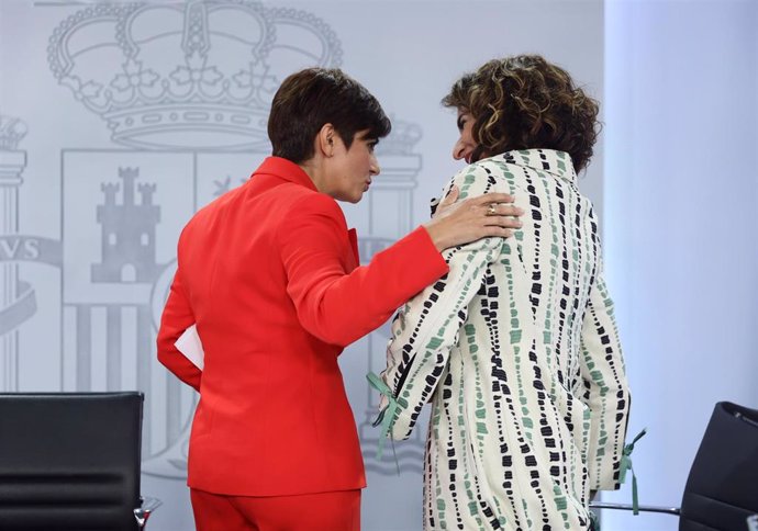 La ministra Portavoz Isabel Rodríguez (i) y la ministra de Hacienda y Función Pública, María Jesús Montero (d), durante la rueda de prensa tras la reunión del Consejo de Ministros, en el Complejo de la Moncloa, a 24 de mayo de 2022, en Madrid (España). 