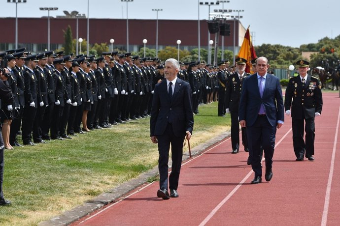 El ministro del Interior, Fernando Grande-Marlaska, en la jura de nuevos policías nacionales en Ávila