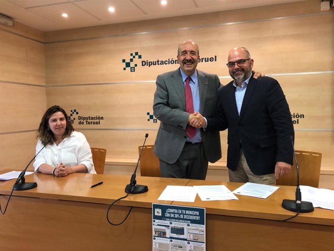 La diputada de Desarrollo Territorial de la DPT; María Ariño, el presidente de la DPT, Manuel Rando, y el presidente de la Cámara de Teruel,  Antonio Santa Isabel