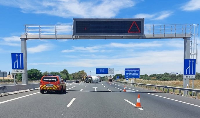 Corte de la A-49 por el vuelco de un camión que transportaba propano.