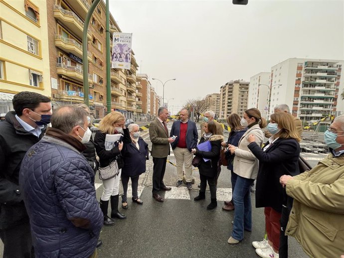 Archivo - Sevilla.-El PP pide un Pleno extraordinario para "replantear y aplazar" las obras de ampliación del tranvía a Nervión