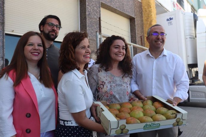 La cabeza de lista por Sevilla, Esperanza Gómez, y la candidata a la Junta de Por Andalucía, Inmaculada Nieto, este martes en una cooperativa en Los Palacios (Sevilla).