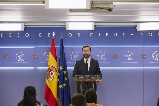 El portavoz parlamentario de Vox, Iván Espinosa de los Monteros, interviene en una rueda de prensa posterior a una Junta de Portavoces