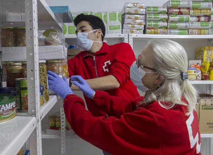Archivo - Cruz Roja inicia en la Comunitat Valenciana el reparto de cerca de 1,5 millones de kilos de alimentos del programa FEAD