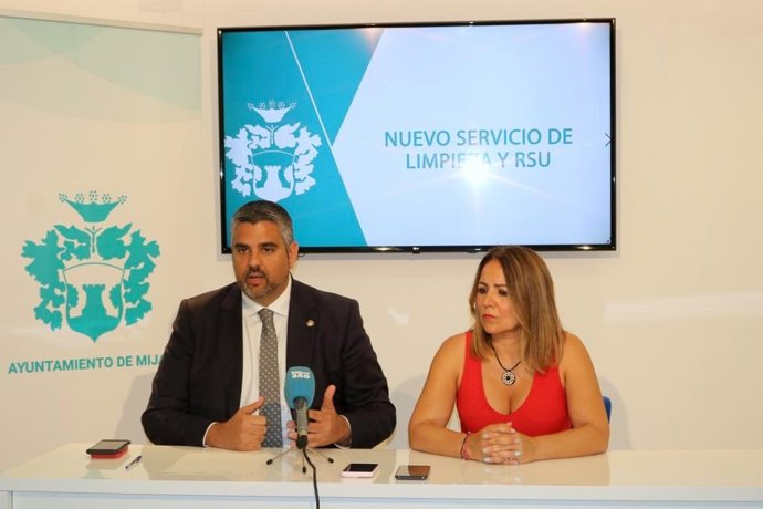 El alcalde de Mijas, Josele González, y la concejala Laura Moreno en rueda de prensa