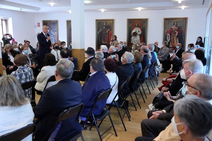 El alcalde de León, José Antonio Diez, encabeza el homenaje a 27 parejas leonesas que celebran sus Bodas de Oro, Diamante y Platino.