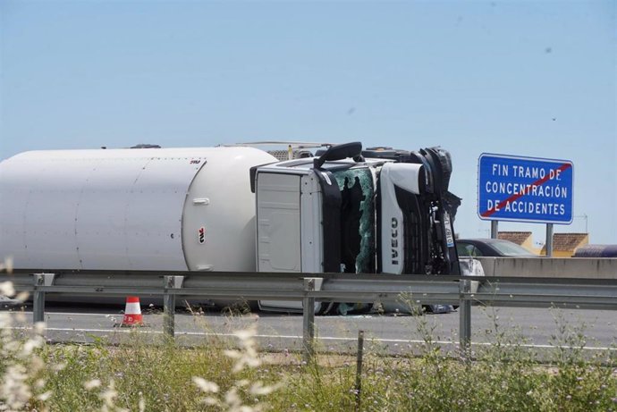 El camión cisterna, que transportaba propano, ha volcado en la A-49 a la altura de Benacazón (Sevilla).