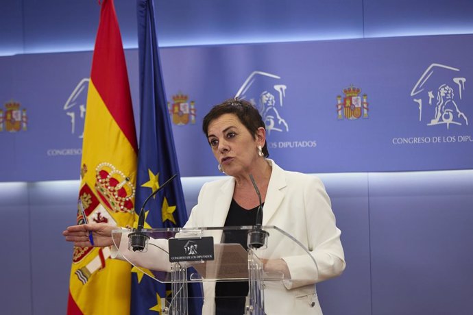 La portavoz de EH Bildu en el Congreso, Mertxe Aizpurua, interviene en una rueda de prensa previa a una Junta de Portavoces, en el Congreso de los Diputados, a 24 de mayo de 2022, en Madrid (España).