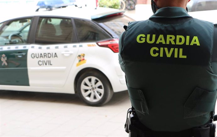 Archivo - Un agente de la Guardia Civil en una imagen de archivo