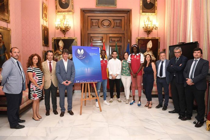 Presentación de la fase de ascenso a Liga Femenina 2 de Baloncesto que se disputará en el Pabellón de Amate.