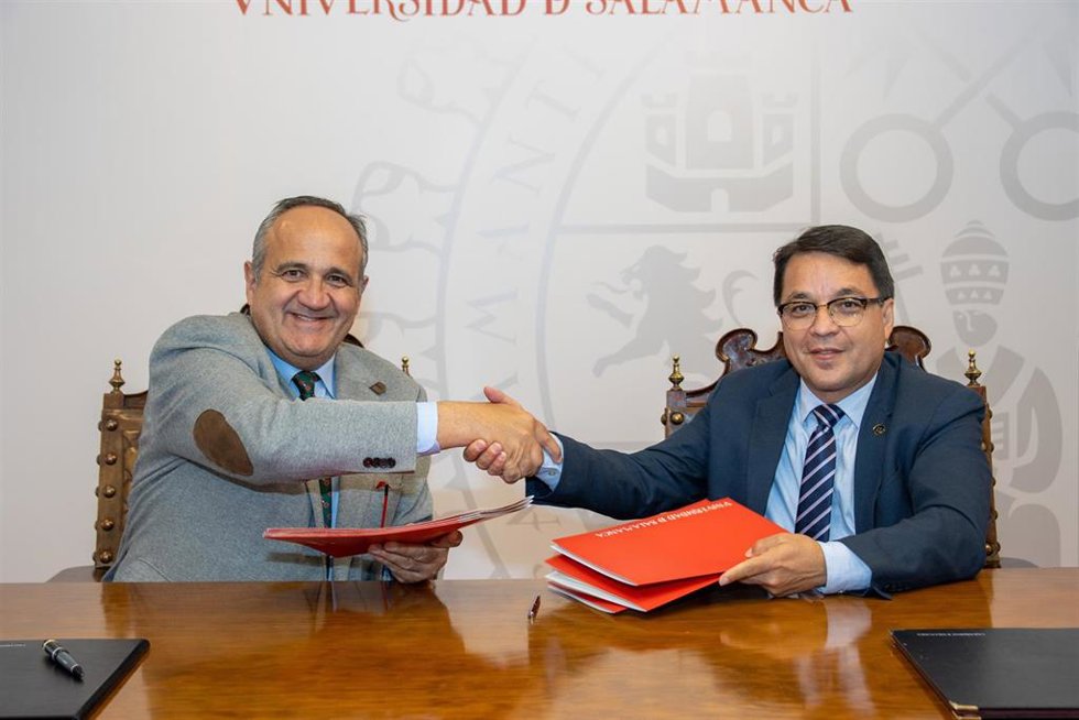 El vicerrector de Postgrado y Enseñanzas Propias de la Universidad de Salamanca, Nicolás Rodríguez (i), y el rector de UNITEC, Marlon Antonio Brevé (d), en la firma en Salamanca.
