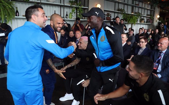 El entrenador del FC Barcelona, Xavi Hernández, saluda a Dwight Yorke, técnico de la selección de jugadores de la A-League, antes del amistoso en Sidney