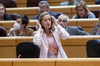 Calviño dice que la subida de tipos no es competencia del Gobierno, que lleva años apoyando a las familias