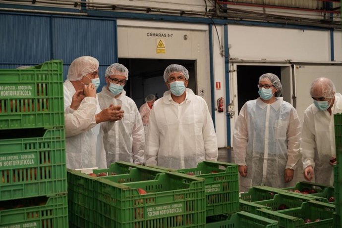 Mazón en su visita a la cooperativa de Godelleta