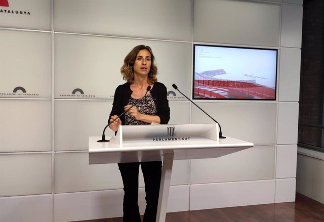 La diputada de la CUP en el Parlament, Laia Estrada, en rueda de prensa en la Cámara catalana