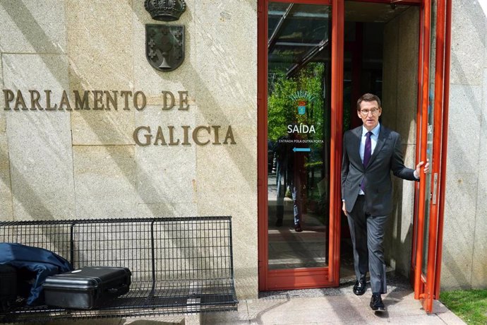 El presidente del PP, Alberto Núñez Feijóo, a su salida del Parlamento gallego, a 24 de mayo de 2022, en Santiago de Compostela, A Coruña, Galicia (España). 