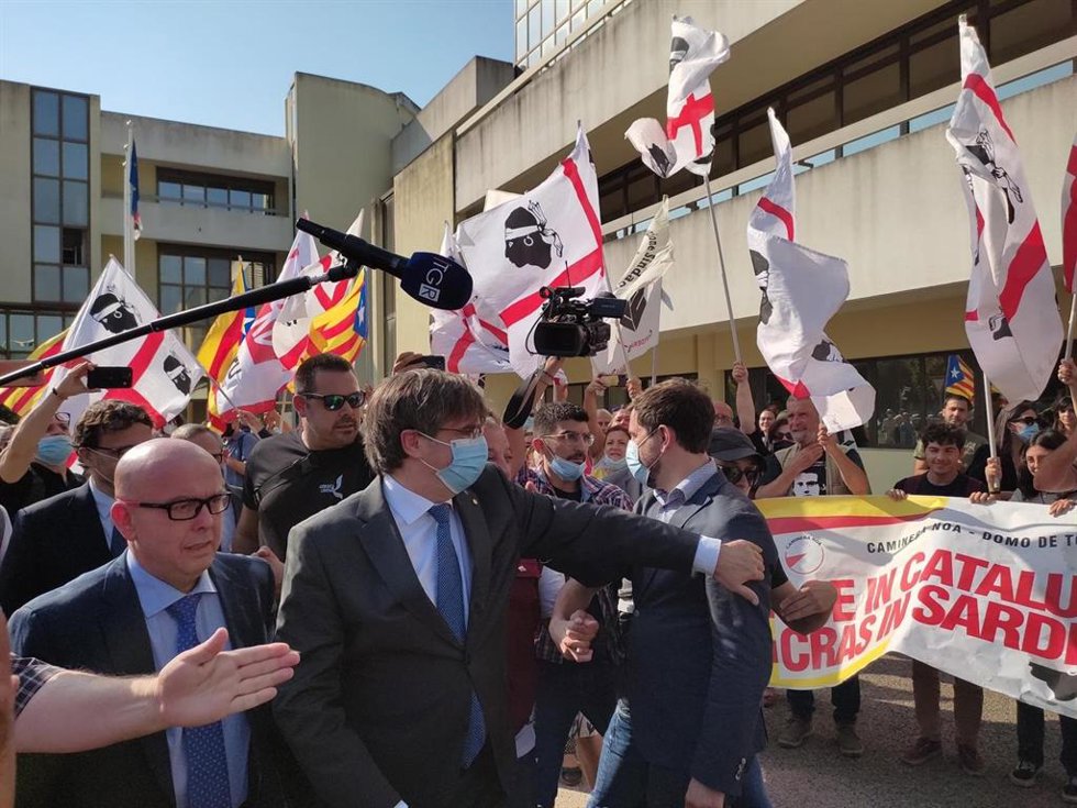 Archivo - El expresidente de la Generalitat Carles Puigdemont llega al Tribunal de Apelación de Sassari (Italia) para declarar en una foto de archivo