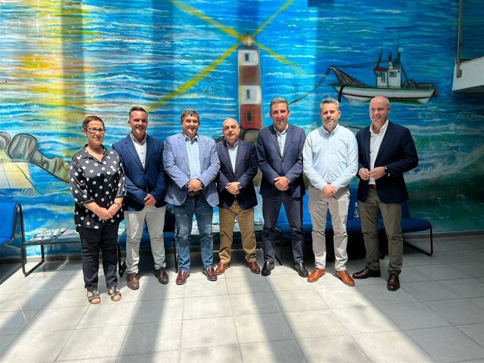 Autoridades en su visita a la lonja de Punta Umbría (Huelva).