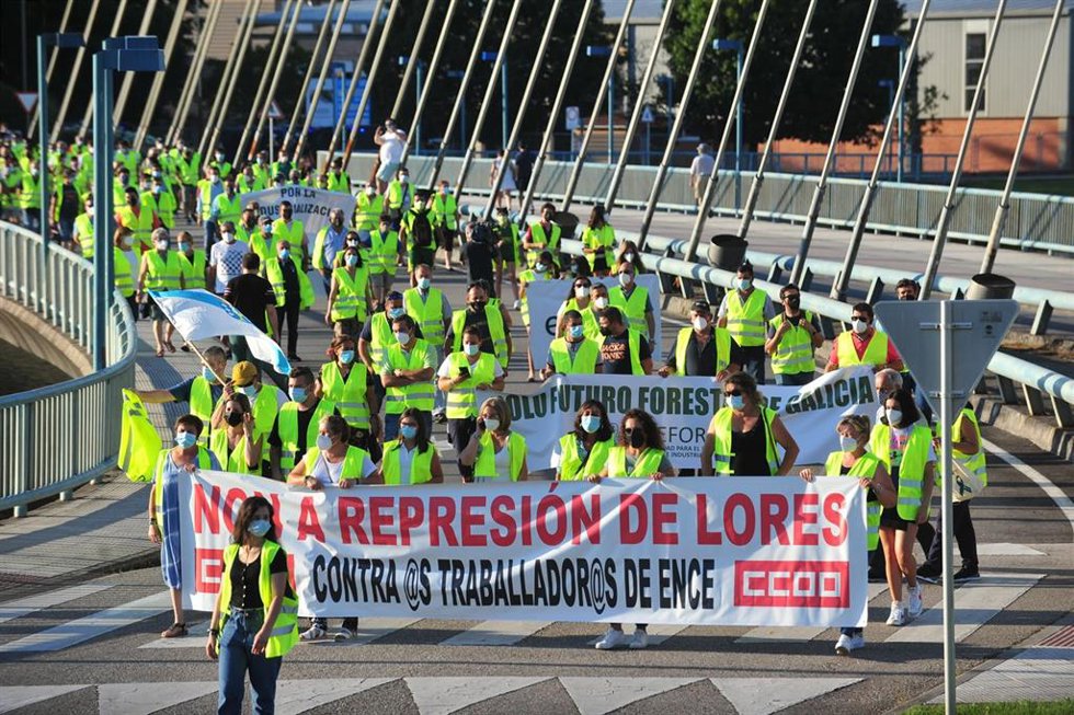 Archivo - Varias decenas de personas protestan en una manifestación de los trabajadores de Ence, a 16 de julio de 2021, en Pontevedra, Galicia (España). Esta movilización de trabajadores de Ence se produce después de que la Audiencia Nacional haya estim