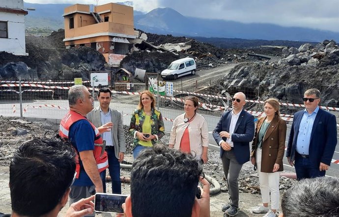 Un grupo de eurodiputados conversa con un vulcanólogo del IGN en una visita a las zonas afectadas por el volcán de Cumbre Vieja en La Palma