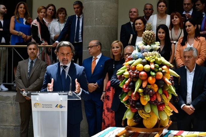 El presidente del Parlamento de Canarias, Gustavo Matos, interviene durante la representación del 'Ramo de Arure'