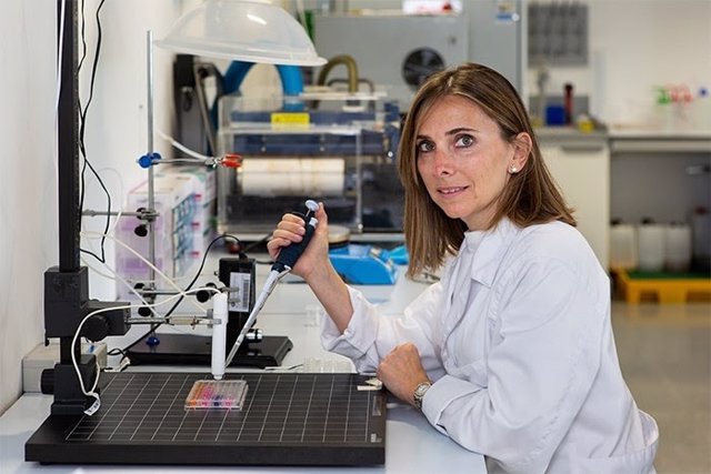 La investigadora Cristina Canal Barnils, responsable del PlasmaMEDLab del Departamento de Ciencia e Ingeniería de Materiales y docente en la Escuela de Ingeniería de Barcelona Este (EEBE) de la Universitat Politècnica de Catalunya · BarcelonaTech (UPC)