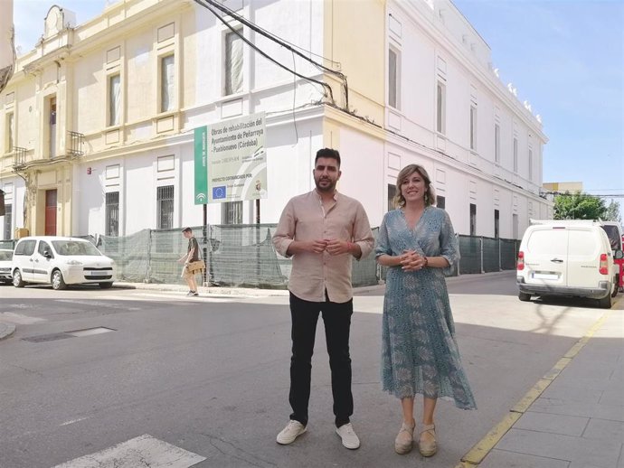 Víctor Manuel Pedregosa y Ana Romero ante el edificio en obras del Ayuntamiento de Peñarroya.