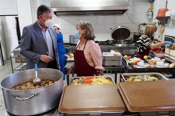 El alcalde de Palos de la Frontera (Huelva) visita las instalacioens del Comedor Social 'Virgen de la Cinta'.