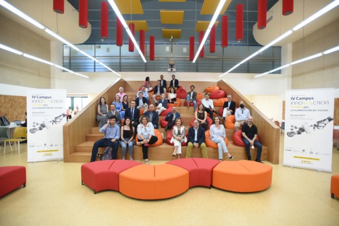 Asistentes a la presentación del Campus Innovaction Covap en el espacio coworking del Campus de Rabanales.