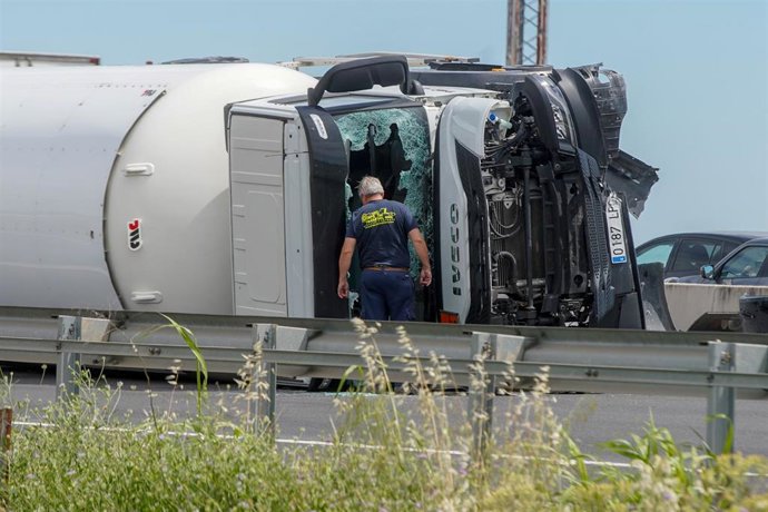Vuelco de un camión que transporta propano y que ha provocado el corte de la A-49 entre los kilómetros once y 16 