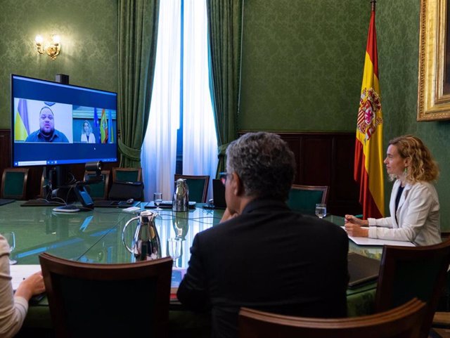 La presidenta del Congreso, Meritxell Batet, en videoconferencia con el presidente de la Rada de Ucrania, Ruslan Stefanchuk.