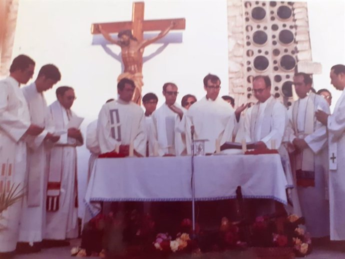 Imagen de la Primera Misa en la plaza de Benimarfull (Alicante, 28 de mayo de 1972).