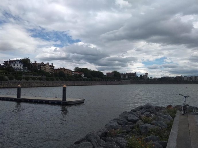 Archivo - Cielos con abundantes nubes en Euskadi (archivo)