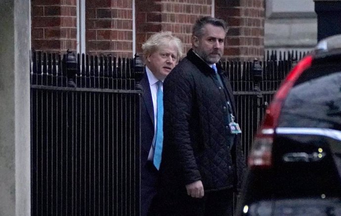 Archivo - El primer ministro británico, Boris Johnson, saliendo de Downing Street.