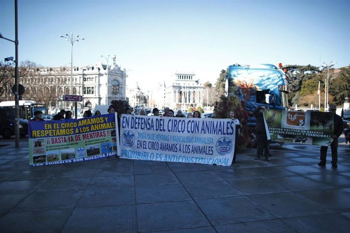 Archivo - Integrantes de circos con animales portan pancartas reivindicativas durante su manifestación en Madrid (de Plaza de Castilla a Cibeles) para pedir al Ayuntamiento de la capital que no prohíba su trabajo.   