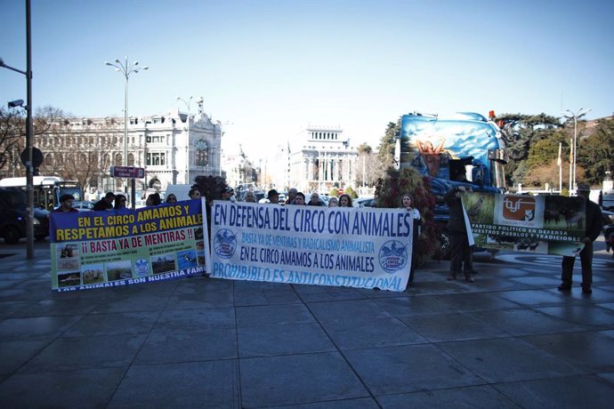 Archivo - Integrantes de circos con animales portan pancartas reivindicativas durante su manifestación en Madrid (de Plaza de Castilla a Cibeles) para pedir al Ayuntamiento de la capital que no prohíba su trabajo.   