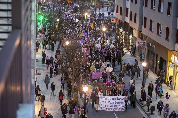 Archivo - Vista general de una manifestación por el 8M, en una imagen de archivo.