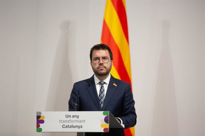 (I-D) El president de la Generalitat de Cataluña, Pere Aragons, durante una rueda de prensa en la Palau de la Generalitat, a 24 de mayo de 2022, en Barcelona, Cataluña (España). Durante su comparecencia, han hecho balance tras un año de gobierno.