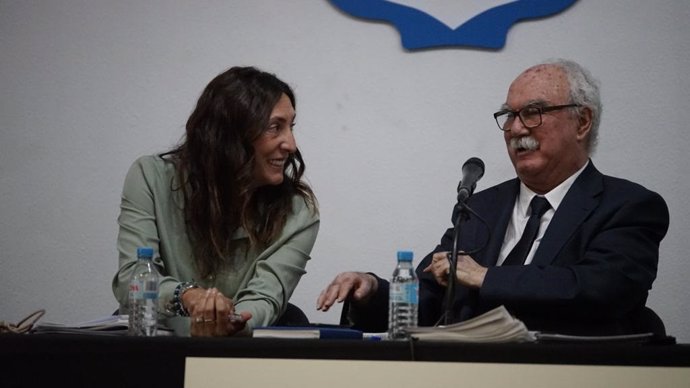 La secretaria general del PP-A y candidata número uno del PP por la provincia de Huelva a las elecciones andaluzas del 19J, Loles López, junto al presidente de Corehu, Juan Antonio Millán.