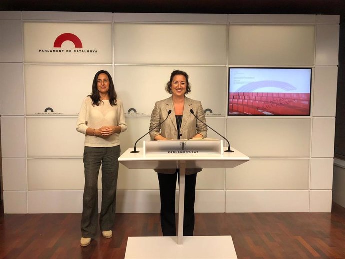 Esther Niubó y Alícia Romero (PSC) en rueda de prensa en el Parlament.