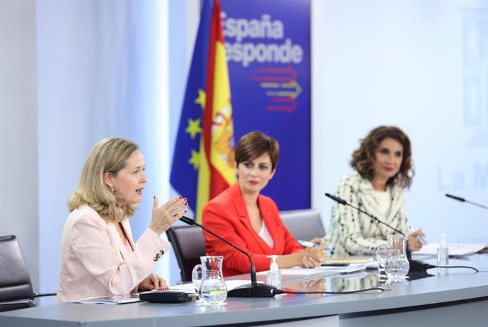 (I-D) La vicepresidenta primera y ministra de Asuntos Económicos y Transformación Digital, Nadia Calviño; la ministra Portavoz Isabel Rodríguez y la ministra de Hacienda y Función Pública, María Jesús Montero, comparecen tras Consejo de Ministros.
