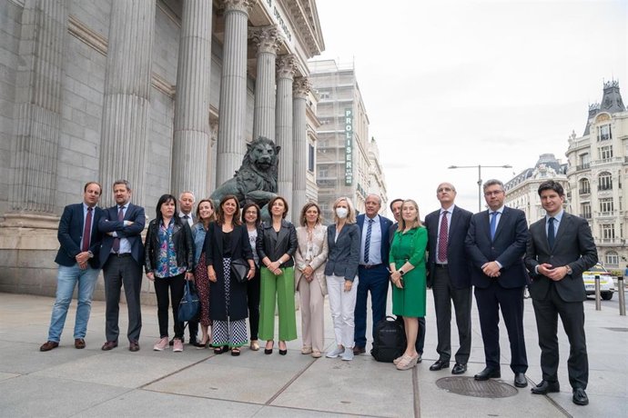 La conselleira de Medio Ambiente, Territorio e Vivenda, Ángeles Vázquez, a las puertas del Congreso de los Diputados.